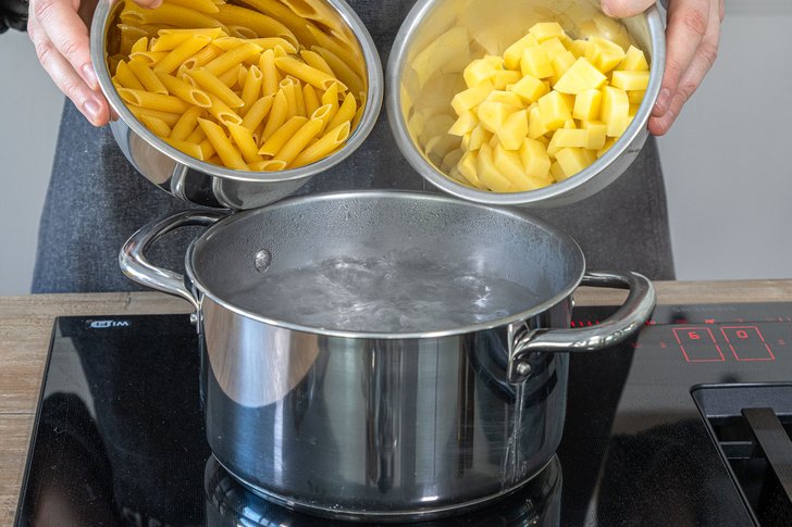 Nudeln und Kartoffeln kochen
