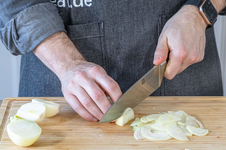 Zwiebel in Ringe schneiden