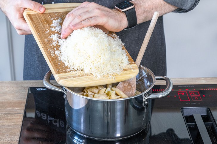 Hartkäse zu Älplermagronen dazugeben