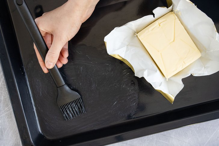 Backblech mit Butter einfetten