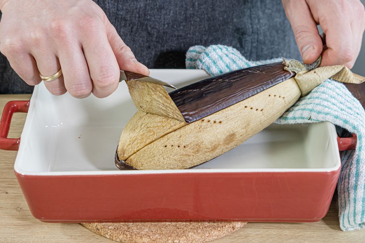Auberginen mit einem Küchenmesser schälen