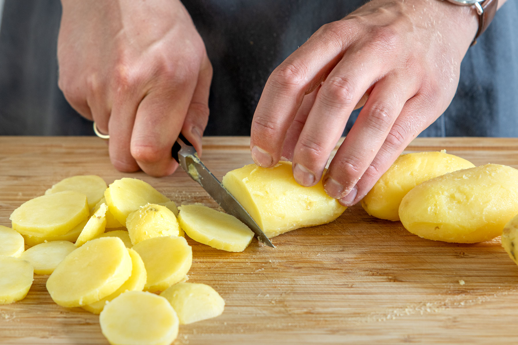 gekochte Kartoffeln schneiden