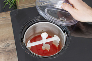Flüssigkeit in der Eismaschine zum Sorbet rühren
