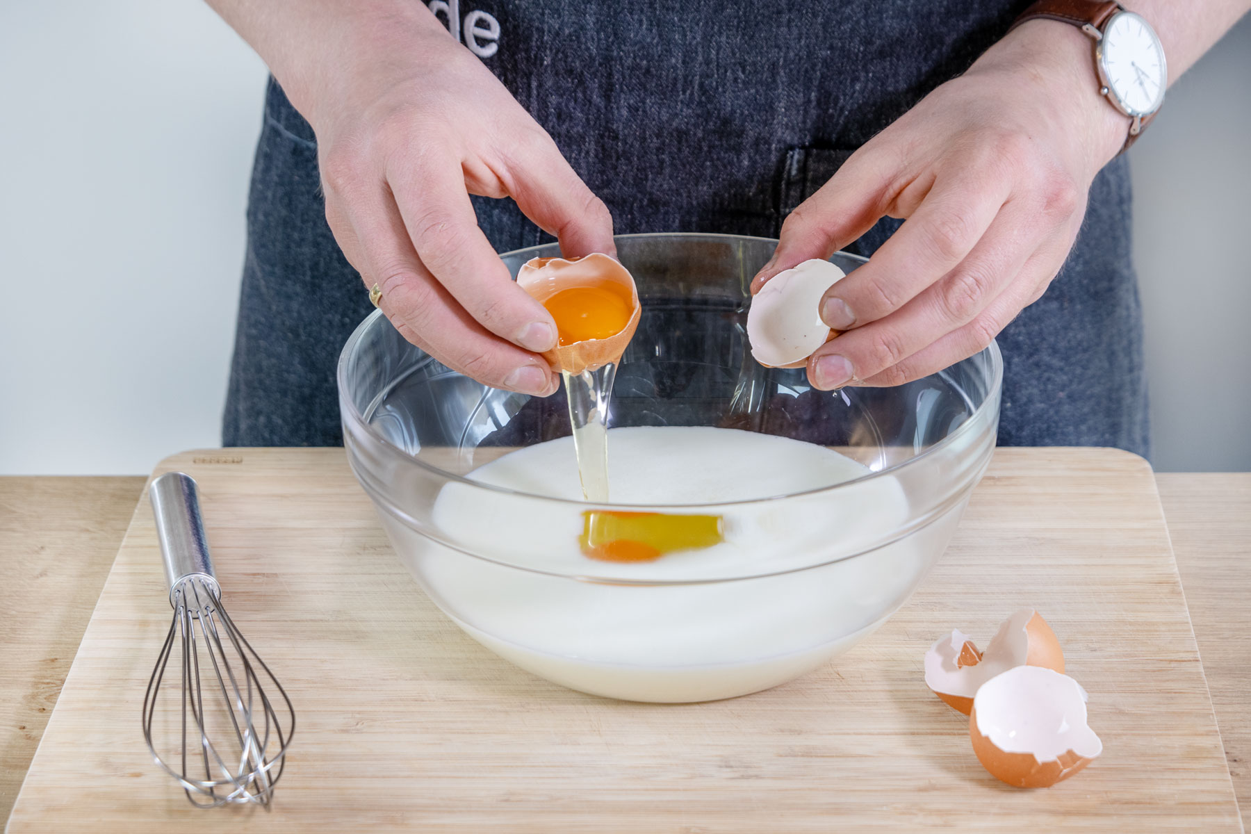 Für die Buttermilchplinsen nach DDR-Rezept die Buttermilch mit den Eiern vermischen.