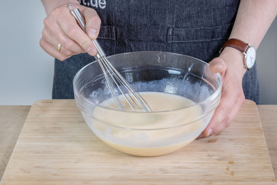Zucker und Salz dazugeben und alles verrühren.