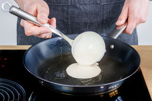 Buttermilchplinsen nach DDR-Rezept nach und nach in Pfanne ausbacken.