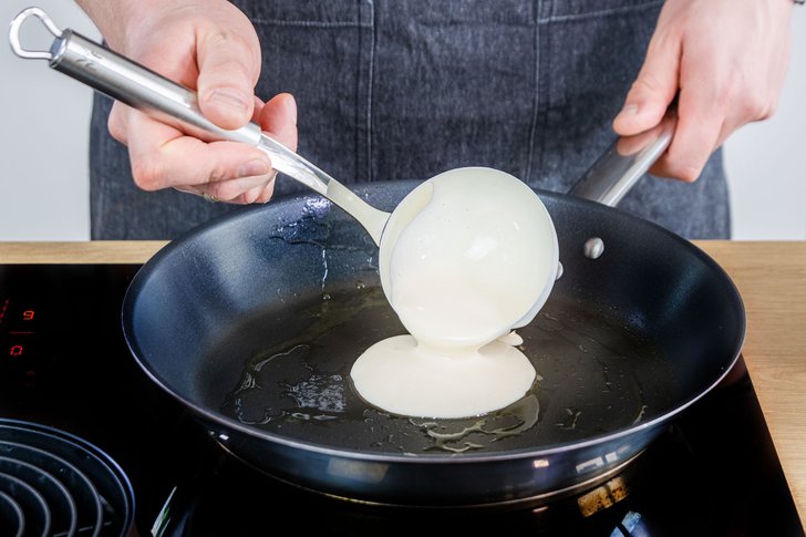 Buttermilchplinsen nach DDR-Rezept nach und nach in Pfanne ausbacken.