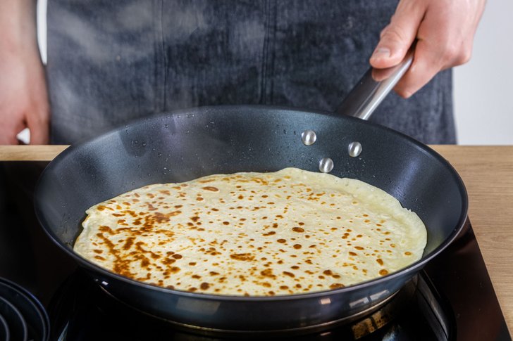 Buttermilchplinsen nach DDR-Rezept nach und nach in Pfanne ausbacken.