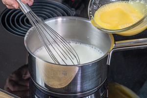 Pudding in die Milch einrühren