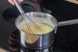 Pudding für deutsche Puddingcreme kochen