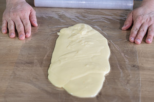 Pudding auf Frischhaltefolie geben