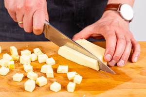 Eierstich aus dem Backofen in die gewünschten Stücke schneiden