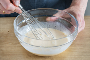 Eier und Sahne verrühren