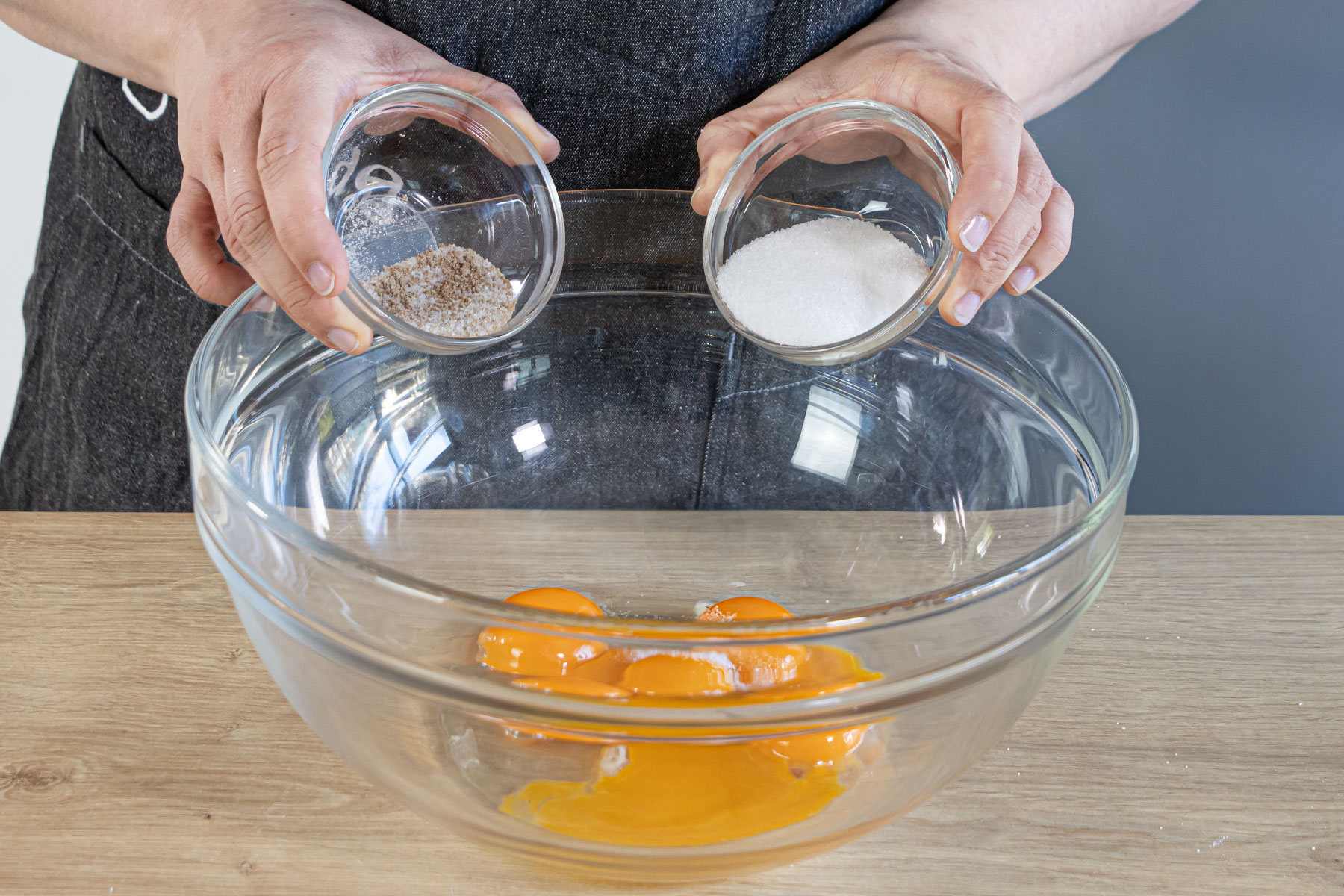 Eigelb mit Zucker cremig rühren