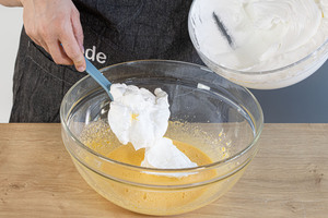 Eischnee unter das Eigelb heben