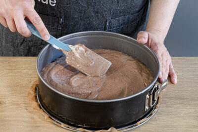 Biskuitteig in die Form geben und backen
