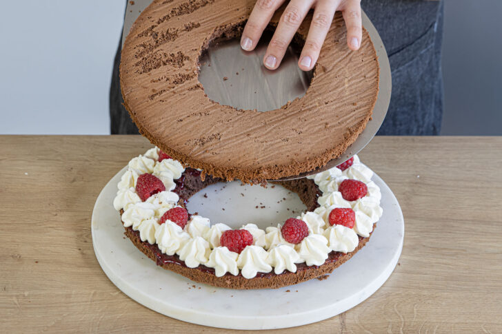 Oberen Boden auf die Ostertorte legen und verzieren