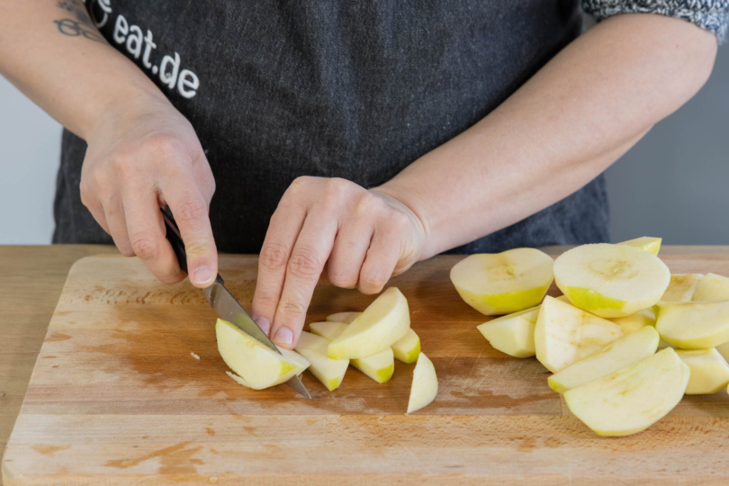 Äpfel für den einfachen Apfelkuchen in Scheiben schneiden
