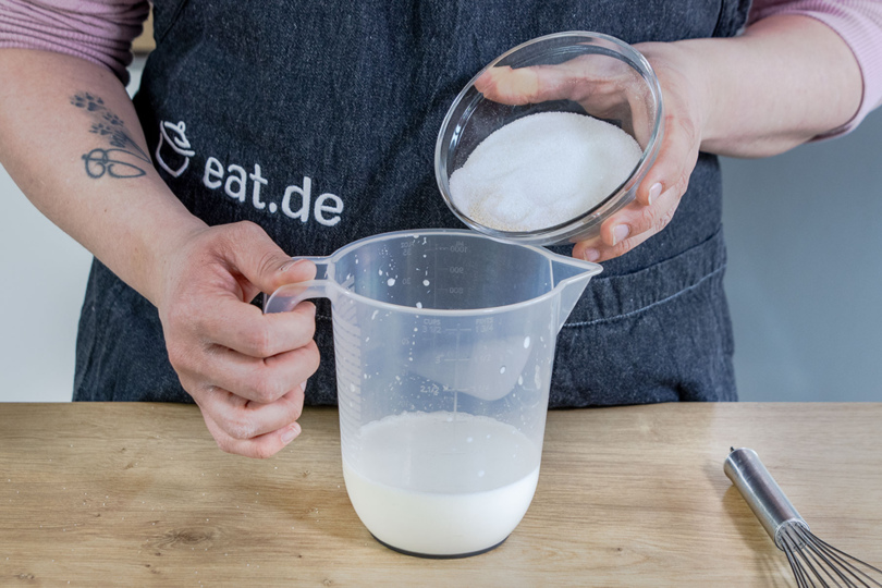 Zucker und Hefe in lauwarmer Milch auflösen