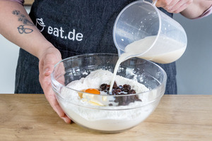 Hefe-Milch-Mischung hinzu geben