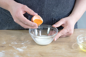 Eigelb mit Milch verrühren