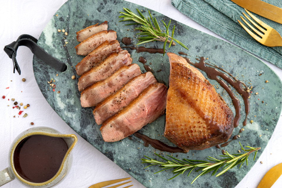Entenbrust in der Pfanne saftig rosa braten | Rezept - eat.de