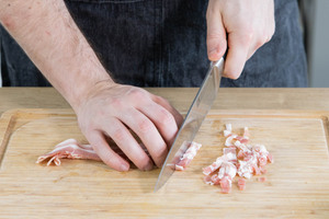 Speck in Streifen schneiden
