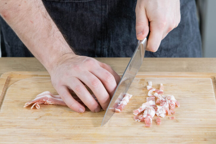 Speck in Streifen schneiden