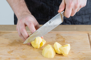 Kartoffeln klein schneiden