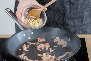 Speck und Pinienkerne anbraten