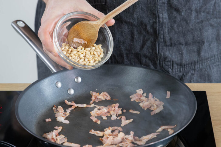 Speck und Pinienkerne anbraten