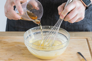 Kartoffeldressing für den Feldsalat verrühren