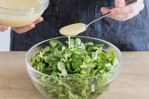 Kartoffeldressing mit zum Feldsalat geben