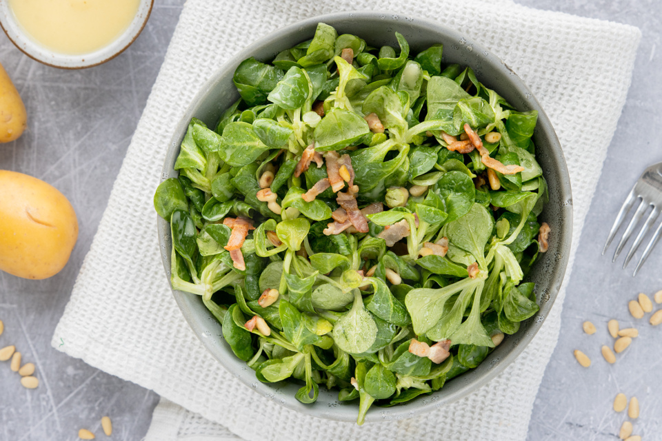Feldsalat mit Kartoffeldressing und Speck | Rezept - eat.de