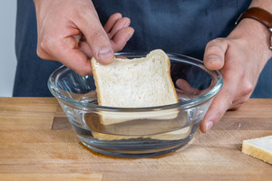 Toastscheibe in Wasser legen