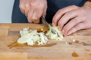 Zwiebel schneiden