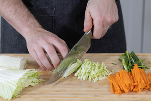 Gemüse für die Füllung der veganen Frühlingsrollen in Streifen schneiden.