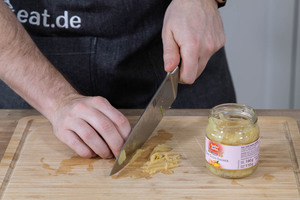 Ingwer in Streifen schneiden.