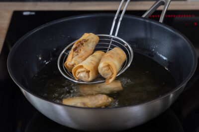 Vegane Frühlingsrollen ausbacken.