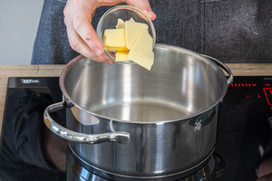 Butter im Topf schmelzen