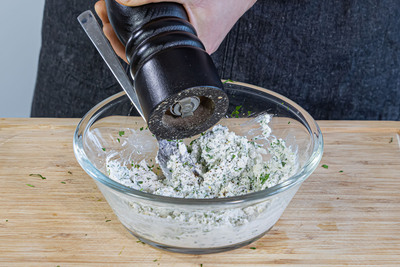 veganen Kräuterdip mi Salz und Pfeffer abschmecken