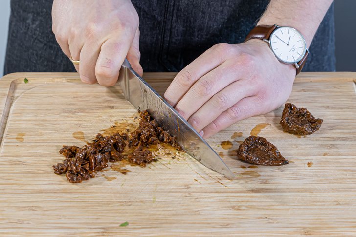 getrocknete Tomaten fein hacken