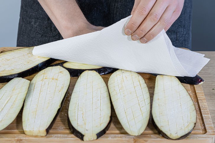 Auberginenscheiben trocken tupfen