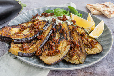 gebratene Auberginen mit veganem Kräuterdip