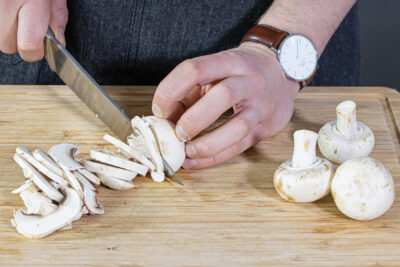 Champignons in feine Scheiben schneiden
