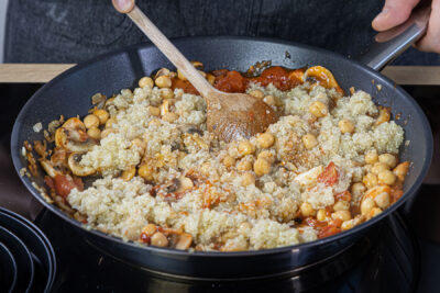 Quinoa mit in die Pfanne geben