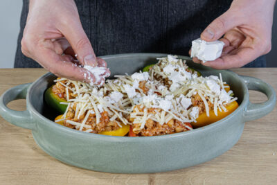 Paprika füllen und mit veganem Käse bestreuen