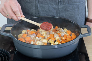 Tomatenmark dazugeben