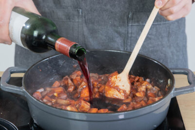 Mit Rotwein ablöschen