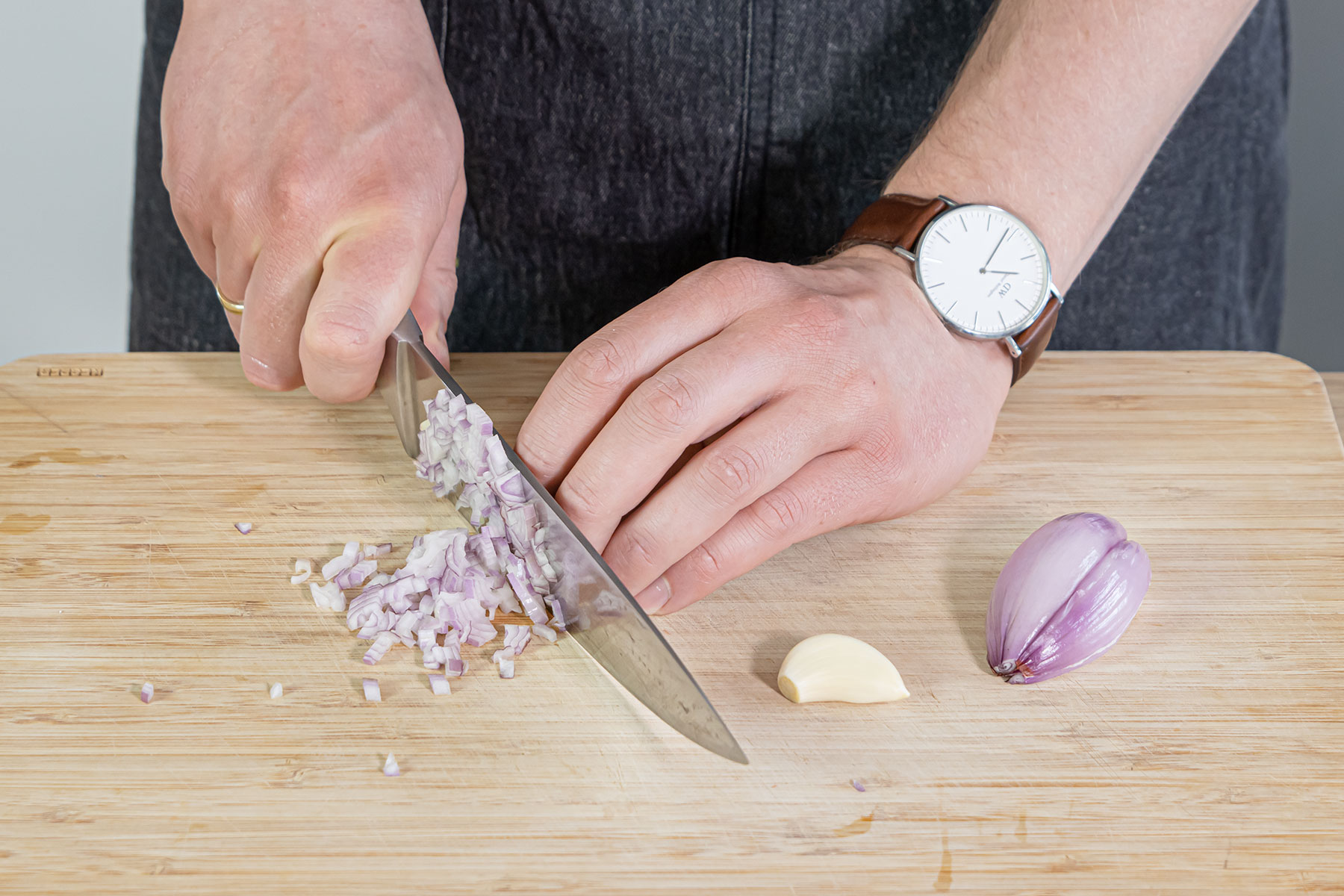 Schalotten und Knoblauch fein hacken